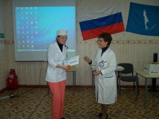 Председатель жюри,  директор АСф СБМК Маргарита Константиновна Караман поздравляет победителей конкурса.
